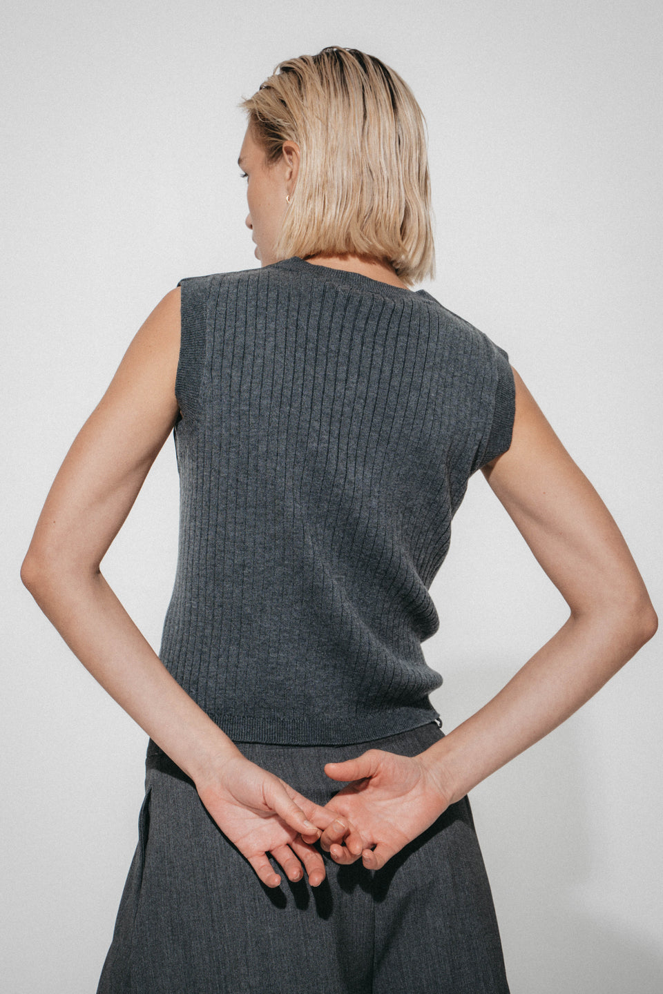 Oda back knitted viscose vest | Grey